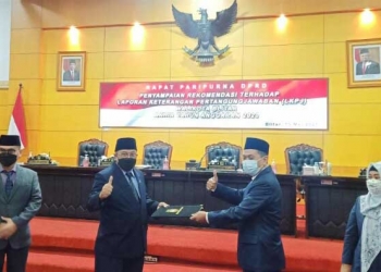 Wali Kota Blitar Santoso, dan Ketua DPRD Kota Blitar, Syahrul Alim saat penyerahan dokumen LKPJ. (Foto: Ma'ruf/gopos)