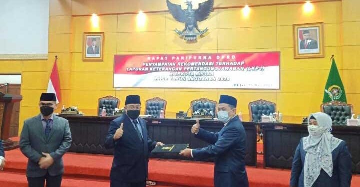 Wali Kota Blitar Santoso, dan Ketua DPRD Kota Blitar, Syahrul Alim saat penyerahan dokumen LKPJ. (Foto: Ma'ruf/gopos)