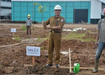 Bupati Pohuwato, Saipul Mbuinga saat melakukan kunjungan ke lokasi Pabrik PT. Biomasa Jaya Abadi (BJA) di Desa Kelapa Lima, Kecamatan Popayato Timur, Kabupaten Pohuwato bersama Wakil Gubernur Gorontalo, Idris Rahim.