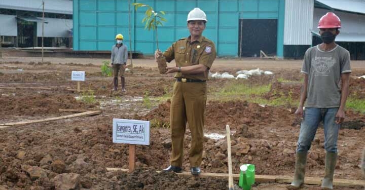 Bupati Pohuwato, Saipul Mbuinga saat melakukan kunjungan ke lokasi Pabrik PT. Biomasa Jaya Abadi (BJA) di Desa Kelapa Lima, Kecamatan Popayato Timur, Kabupaten Pohuwato bersama Wakil Gubernur Gorontalo, Idris Rahim.