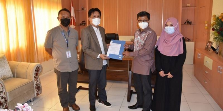 Dekan FIP UNG, Dr. Arwil Dayanto mengunjungi L2DIKTI untuk meminta dukungan serta rekomendasi rekomendasi, Senin (24/5/2021). (Dok. UNG)
