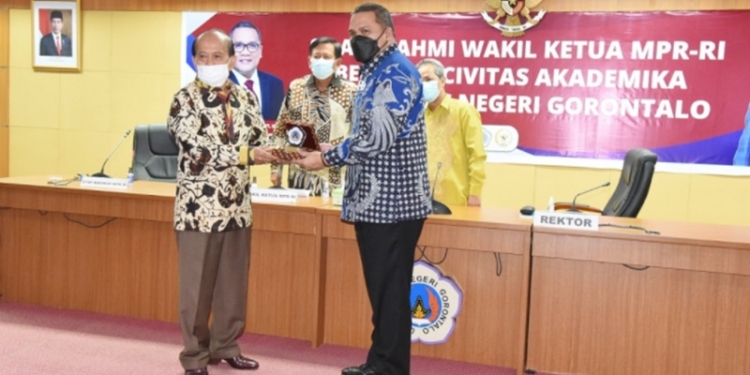 Rektor UNG, Eduart Wolok memberikan cinderamata kepada Wakil Ketua MPR-RI, Dr. H. Syariefuddin Hasan, Kamis (6/5/2021) (dok. UNG)
