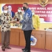 Rektor UNG, Eduart Wolok memberikan cinderamata kepada Wakil Ketua MPR-RI, Dr. H. Syariefuddin Hasan, Kamis (6/5/2021) (dok. UNG)