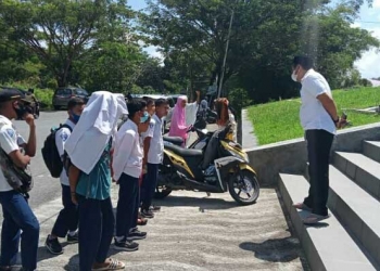 Bupati Bone Bolango Hamim Pou, saat menemukan beberapa siswa Sekolah Dasar, dan Sekolah Menengah Pertama yang tidak memakai masker saat pulang sekolah. (Foto Istimewa)