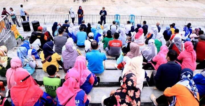 Bupati Hamim Pou didampingi Kepala Dinas Pendidikan Marni Nisabu, saat berbicara didepan Kepala Sekolah se Kabupaten Bone Bolango, tentang pembukaan pembelajaran tatap muka yang akan dimulai kembali. (Foto istimewa)