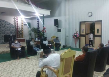 Bupati Gorontalo Nelson Pomalingo beserta jajaran melaksanakan rapat pimpinan terbatas yang berlangsung di Rumah Dinas Bupati Gorontalo, Minggu (2/5/2021). (Putra Gopos)