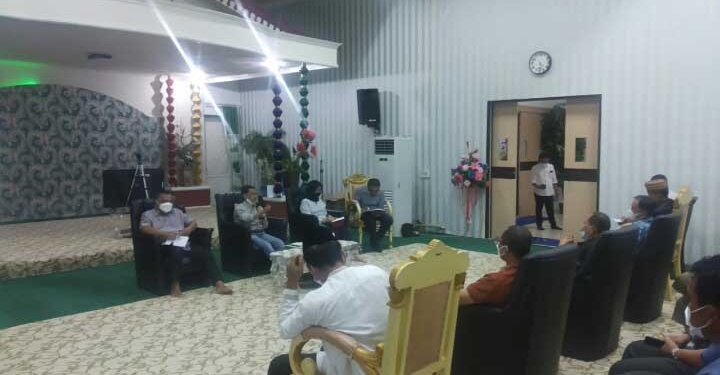 Bupati Gorontalo Nelson Pomalingo beserta jajaran melaksanakan rapat pimpinan terbatas yang berlangsung di Rumah Dinas Bupati Gorontalo, Minggu (2/5/2021). (Putra Gopos)