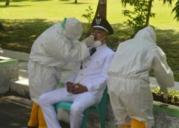 Pemeriksaan Swab Antigen kepada salah satu kepala desa, sebelum pelantikan dimulai. (Foto: Putra/Gopos)