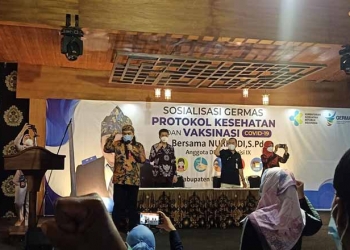 Anggota DPR RI Komisi IX, Nurhadi saat menyampaikan Sosialisasi Germas Protokol Kesehatan dan Vaksinasi Covid-19, di Kampung Coklat, Kecamatan Kademangan, Kabupaten Blitar, Kamis (29/4/2021). (foto : ma'ruf/gopos)