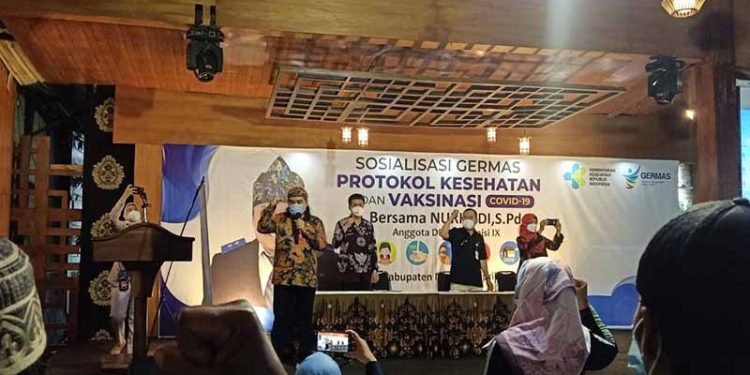 Anggota DPR RI Komisi IX, Nurhadi saat menyampaikan Sosialisasi Germas Protokol Kesehatan dan Vaksinasi Covid-19, di Kampung Coklat, Kecamatan Kademangan, Kabupaten Blitar, Kamis (29/4/2021). (foto : ma'ruf/gopos)