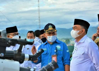RUKYATUL HILAL - Kepala Kantor Kementerian Agama (Kakankemenag), Syafrudin Baderung ikut meninjau pelaksanaan rukyatul hilal di lantai atap gedung Rektorat Institut Agama Islam Negeri (IAIN) Sultan Amai Gorontalo, Selasa (11/5/2021). (Foto: Istimewa)
