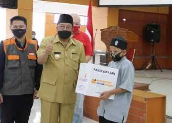 Wali Kota Blitar, Santoso saat menyerahkan parsel lebaran. (Foto: Ma'ruf/gopos)