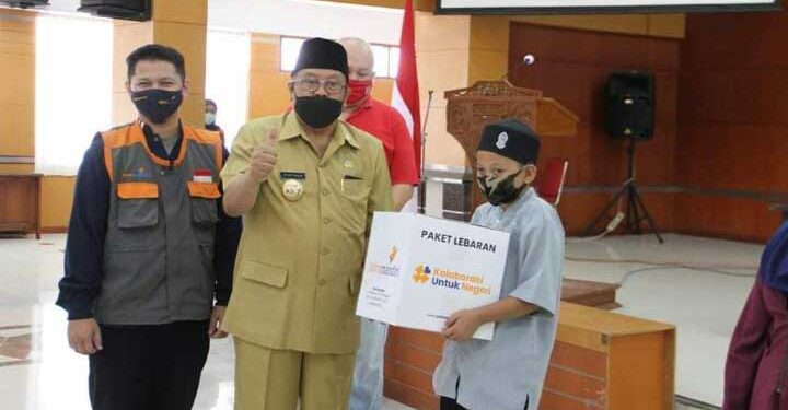 Wali Kota Blitar, Santoso saat menyerahkan parsel lebaran. (Foto: Ma'ruf/gopos)