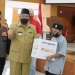 Wali Kota Blitar, Santoso saat menyerahkan parsel lebaran. (Foto: Ma'ruf/gopos)