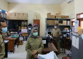 Bupati Blitar Rini Syarifah saat melakukan kegiatan inspeksi mendadak. (Foto: istimewa)