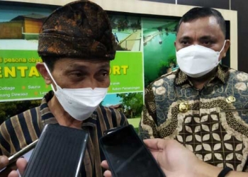 Bupati Gorontalo Nelson Pomalingo, saat diwawancarai uasai Rapat Forum Komunikasi Pimpinan Daerah (Forkopinda) Kabupaten Gorontalo, ditemani Wakil Bupati Hendra S Hemeto. (Foto: Putra?Gopos.id)