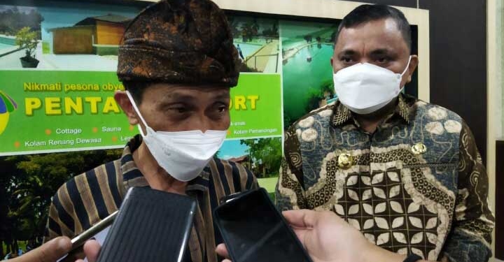 Bupati Gorontalo Nelson Pomalingo, saat diwawancarai uasai Rapat Forum Komunikasi Pimpinan Daerah (Forkopinda) Kabupaten Gorontalo, ditemani Wakil Bupati Hendra S Hemeto. (Foto: Putra?Gopos.id)