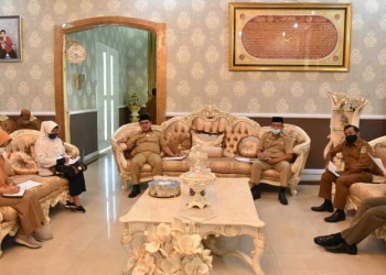 Wali Kota Gorontalo, Marten Taha saat menggelar rapat bersama dengan para camat se-Kota Gorontalo, Selasa (4/5/2021). (foto/Diskominfo).