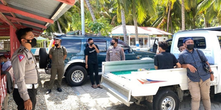 Pengawasan tempat wisata Pantai Botutonuo, Bone Bolango oleh jajaran Polri, dan Satpol PP dalam rangka mencegah terjadinya kerumunan dan penumpukan orang selama libur lebaran Idulfitri 1442 H. (istimewa)