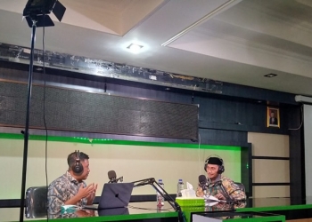 Bupati Gorontalo Nelson Pomalingo saat melakukan Podcast yang bertemakan "Refleksi Hari Kebangkitan Nasional" bersama Kepala Dinas Komunikasi dan Informatika (Kominfo) Kabupaten Gorontalo Haris Suparto Tome. (F : Putra/Gopos)