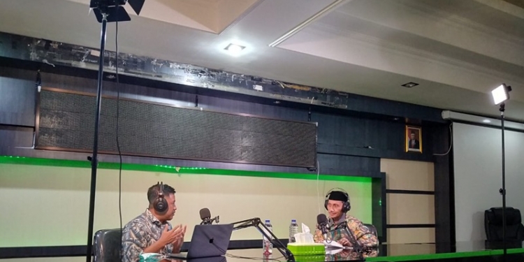 Bupati Gorontalo Nelson Pomalingo saat melakukan Podcast yang bertemakan "Refleksi Hari Kebangkitan Nasional" bersama Kepala Dinas Komunikasi dan Informatika (Kominfo) Kabupaten Gorontalo Haris Suparto Tome. (F : Putra/Gopos)