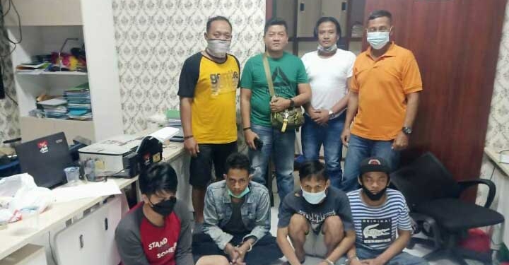 Sejumlah preman pelaku pengeroyokan yang berhasil diringkus aparat kepolisian Polresta Sidoarjo. (Foto: istimewa)