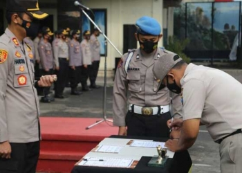 Penandatanganan pakta integritas, oleh jajaran Polres Tulungagung, di halaman Mapolres Tulungagung, Selasa (25/5/2021). (Foto: istimewa)