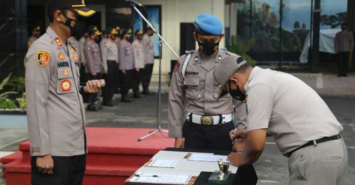 Penandatanganan pakta integritas, oleh jajaran Polres Tulungagung, di halaman Mapolres Tulungagung, Selasa (25/5/2021). (Foto: istimewa)
