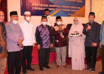 Ketua YBMG, Dr. Ir. H. Azis Rachman MM, saat menerima kejutan ulang tahun, di sela-sela Rakor Kelembagaan Kepala LLDIKTI Wilayah XVI Gorontalo, dengan Aptisi Wilayah Gorontalo, Pimpinan Yayasan dan Pimpinan Perguruan Tinggi se Provinsi Gorontalo. (Foto: Humas/Dayana)