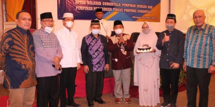 Ketua YBMG, Dr. Ir. H. Azis Rachman MM, saat menerima kejutan ulang tahun, di sela-sela Rakor Kelembagaan Kepala LLDIKTI Wilayah XVI Gorontalo, dengan Aptisi Wilayah Gorontalo, Pimpinan Yayasan dan Pimpinan Perguruan Tinggi se Provinsi Gorontalo. (Foto: Humas/Dayana)