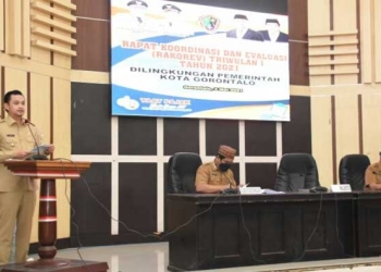 Wakil Wali Kota Gorontalo, Ryan F. Kono saat memberikan sambutan dalam Rapat Koordinasi dan Evaluasi di lingkungan Pemerintah Kota Gorontalo, Senin (3/5/2021). (foto Diskominfo).