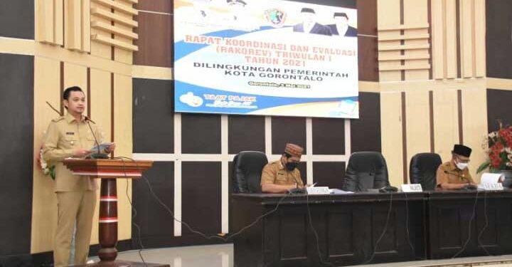 Wakil Wali Kota Gorontalo, Ryan F. Kono saat memberikan sambutan dalam Rapat Koordinasi dan Evaluasi di lingkungan Pemerintah Kota Gorontalo, Senin (3/5/2021). (foto Diskominfo).