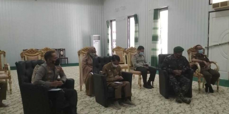 Bupati Gorontalo, Kapolres Gorontalo, Perwakilan Dandim 1314 Gorontalo Utara dan Kejaksaan Negeri Gorontalo saat melaksanakan Rapat Koordinasi Penegakan Disiplin Protokol Kesehatan dan Penanganan Covid-19 Di Daerah Melalui konferensi vidio. (Putra Gopos)