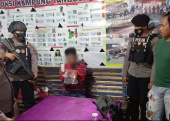 Anggota Sat Narkoba bersama Anggota Polsek Popapayato Barat, saat melakukan penangkapan  terhadap pelaku di Perbatasan Sulawesi Tengah-Gorontalo, Selasa (25/5/2021). (Foto: istimewa)