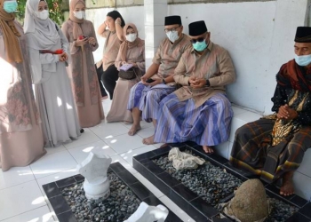 Ziarah makam ayah gubernur