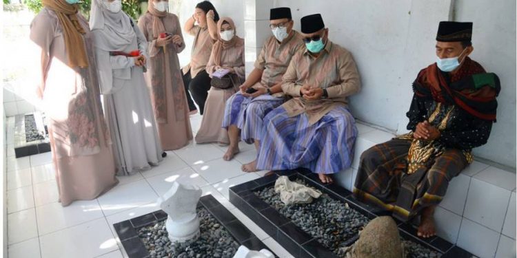 Ziarah makam ayah gubernur