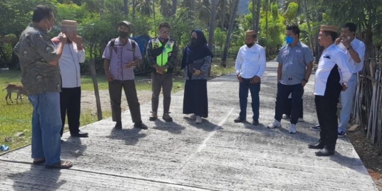 MONITORING - Komisi III DPRD Provinsi Gorontalo saat melakukan monitoring Program PISEW di Botutonuo. Foto Istimewa