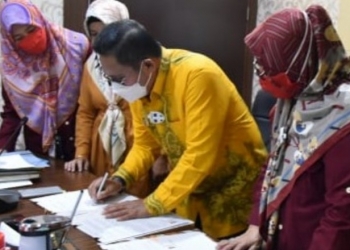 3 ASET - Wali Kota Gorontalo, Marten Taha saat menandatangani dokumen penyerahan 3 aset yang diserahkan langsung oleh unsur Kementerian PUPR RI di Ruang Kerja Wali Kota Gorontalo, Senin (31/5/2021). Foto (Diskominfo Kota Gorontalo)