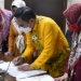 3 ASET - Wali Kota Gorontalo, Marten Taha saat menandatangani dokumen penyerahan 3 aset yang diserahkan langsung oleh unsur Kementerian PUPR RI di Ruang Kerja Wali Kota Gorontalo, Senin (31/5/2021). Foto (Diskominfo Kota Gorontalo)