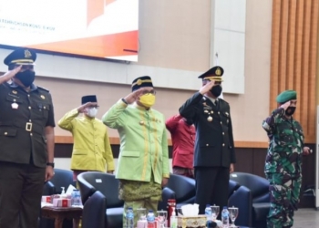 PANCASILA - Wali Kota Gorontalo saat melakukan upacara peringatan Hari Lahir Pancasila bersama Presiden RI, Joko Widodo secara Virtual di Aula BLY, Selasa (1/6/2021). Foto (Diskominfo Kota Gorontalo)