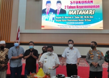 MATAHARI - Wali Kota Gorontalo saat merayakan 2 tahun kepemimpinan Marten Taha - Ryan Kono (Matahari) di Aula BLY Kota Gorontalo, Rabu (2/6/2021). Foto (Ari/Gopos)