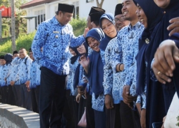 Bupati Bone Bolango Hamim pou saat bersama para ASN. Foto humas