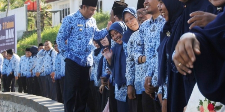 Bupati Bone Bolango Hamim pou saat bersama para ASN. Foto humas