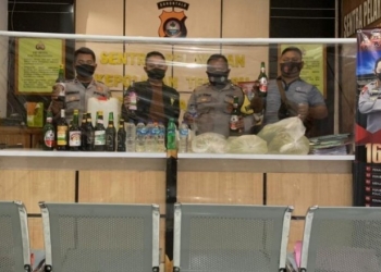 Polsek Tolangohula saat berhasil mengamankan ratusan liter Miras di Kecamatan Tolangohulan, Kabupaten Gorontalo. Foto istimewa