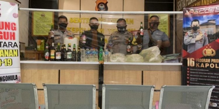 Polsek Tolangohula saat berhasil mengamankan ratusan liter Miras di Kecamatan Tolangohulan, Kabupaten Gorontalo. Foto istimewa