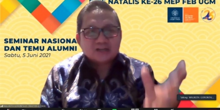 ali Kota Gorontalo, Marten Taha, saat menjadi pembicara dalam seminar Dies Natalis ke-26 MEP FEB Universitas Gajah Mada (UGM), Sabtu (5/6/2021).