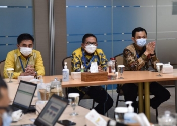 Wali Kota Gorontalo Marten Taha (tengah) didampingn Wakil Wali Kota Riyan Kono (kanan) melakukan audiensi dengan KPI RI soal penggunaan Dana PEN, Senin (7/6/2021). Foto (Diskominfo Kota Gorontalo)