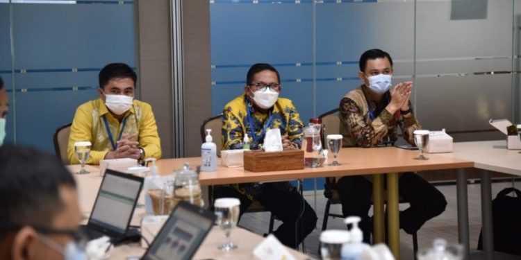 Wali Kota Gorontalo Marten Taha (tengah) didampingn Wakil Wali Kota Riyan Kono (kanan) melakukan audiensi dengan KPI RI soal penggunaan Dana PEN, Senin (7/6/2021). Foto (Diskominfo Kota Gorontalo)