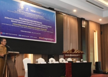 SDM - Sekretaris Daerah Kota Gorontalo, Ismail Madjid saat membuka kegiatan Pelatihan dan Sertifikasi Kompetensi Online Bidang Teknologi Informasi Komunikasi (TIK) Berbasis Standar Kompetensi Kerja Nasional Indonesia (SKKNI) Tahun 2021, di Hotel Aston Gorontalo, selasa (8/6/2021). Foto (Diskominfo Kota Gorontalo)