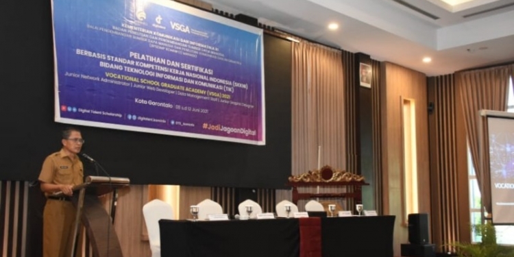 SDM - Sekretaris Daerah Kota Gorontalo, Ismail Madjid saat membuka kegiatan Pelatihan dan Sertifikasi Kompetensi Online Bidang Teknologi Informasi Komunikasi (TIK) Berbasis Standar Kompetensi Kerja Nasional Indonesia (SKKNI) Tahun 2021, di Hotel Aston Gorontalo, selasa (8/6/2021). Foto (Diskominfo Kota Gorontalo)